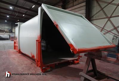 Straalservice Enschede B.V. - Perscontainer in rood coaten